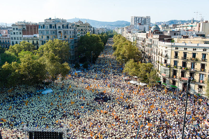 Vista aèria d’un carrer de Barcelona ple de manifestants amb banderes