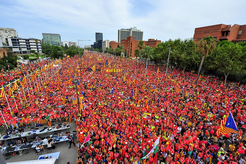 Vista aèria d’una multitudinària manifestació, amb samarretes vermelles i banderes catalanes, en una avinguda