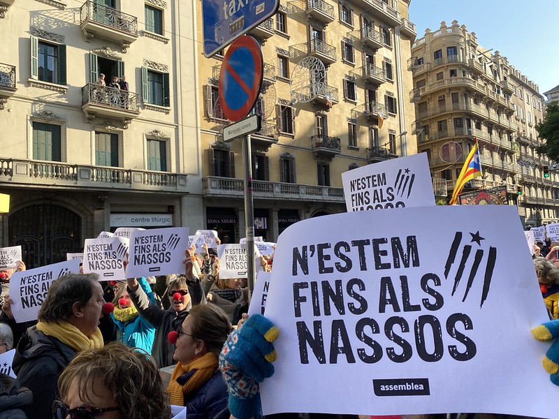 Manifestació amb pancartes «N’estem fins als nassos» de l’Assemblea