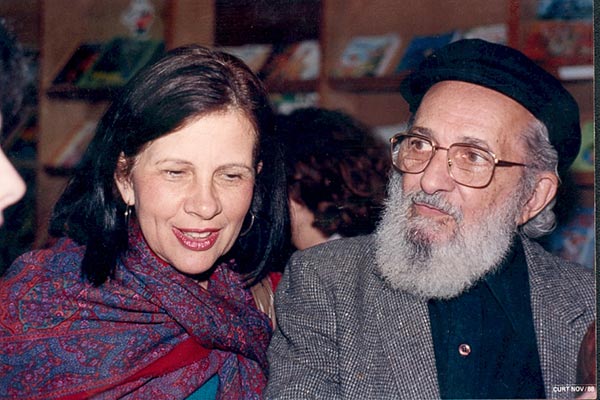 Nita y Paulo Freire, sonrientes, con estanterías de libros al fondo (noviembre de 1988).